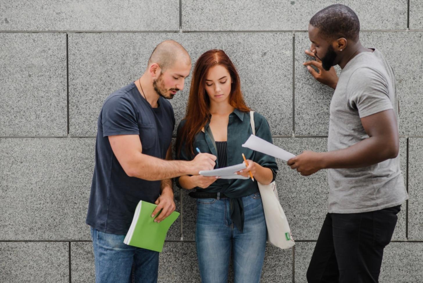 Finanzplanung am Arbeitsplatz mit Unterlagen