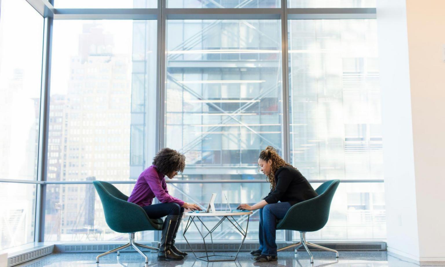 Teilnehmer während eines interaktiven Online-Webinars zur Finanzplanung