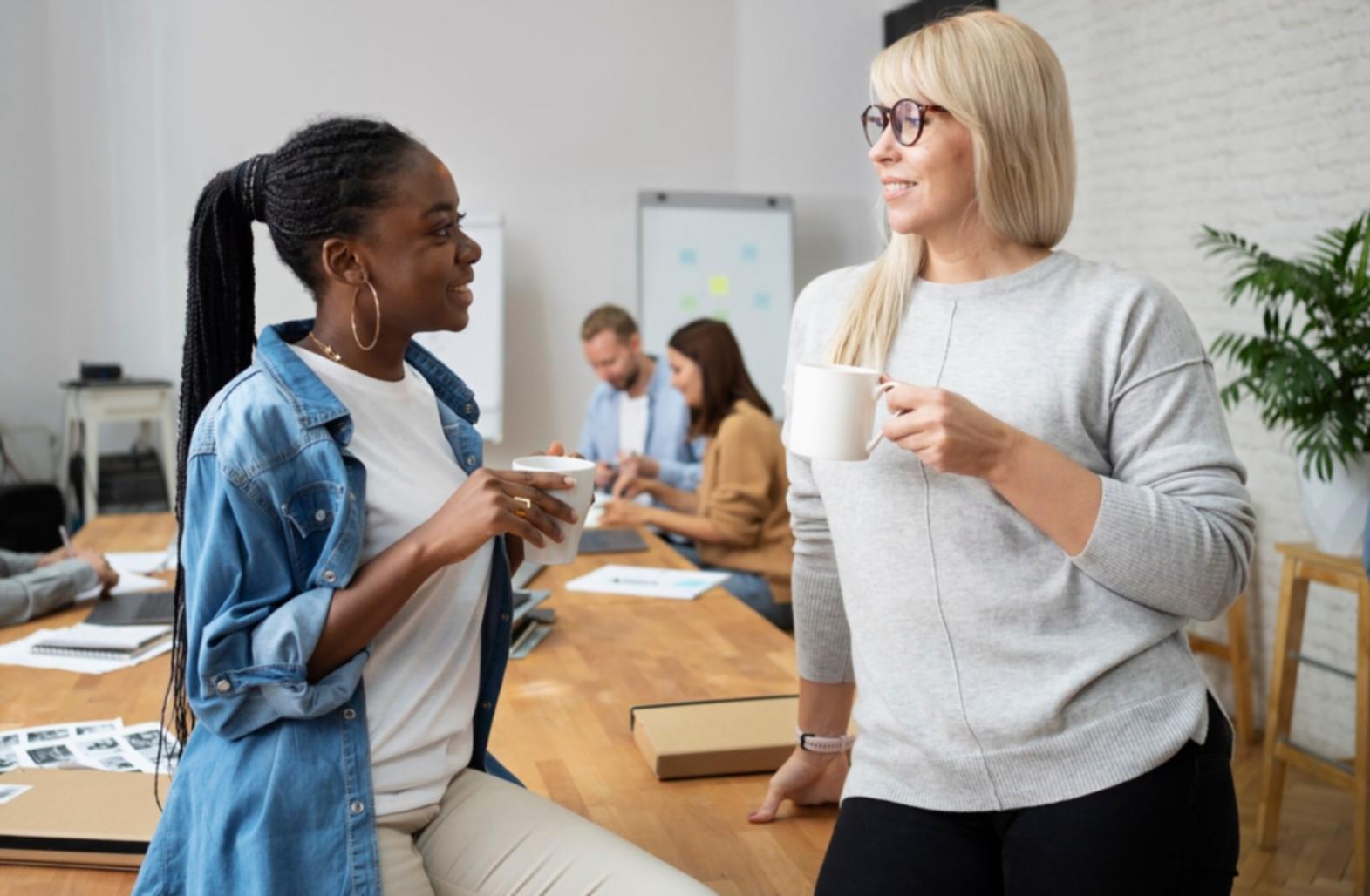 Arbeitsplatz mit Finanzunterlagen und Laptop